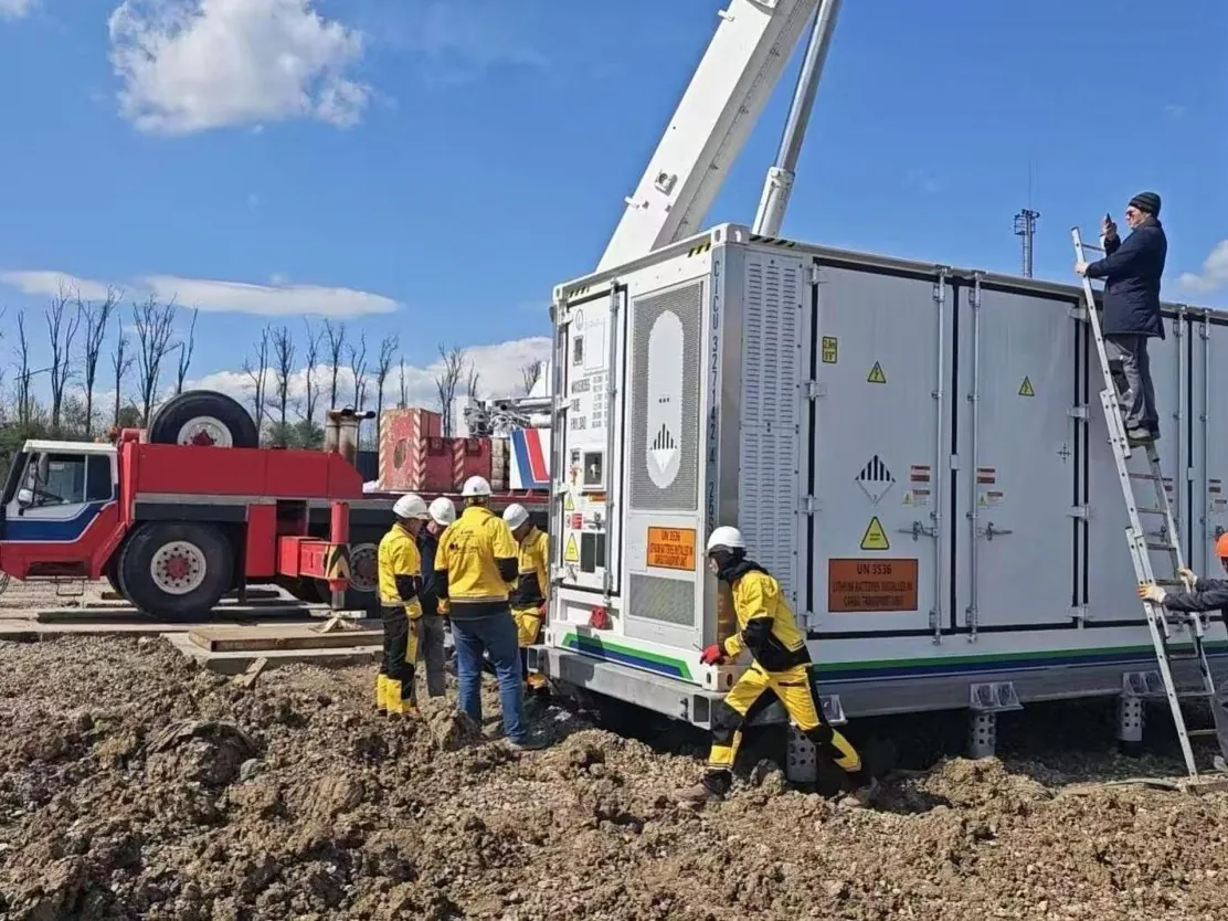Energy storage system installation on site / 大型储能电站设备海外安装现场